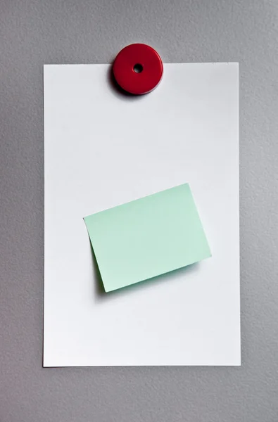 Papír s nálepkou na magnetické tabuli — Stock fotografie