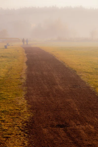 Coppia passeggiata nella nebbia — Foto Stock