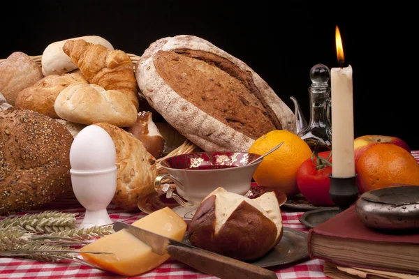 パン、パンと古い昔ながらのランチ — ストック写真