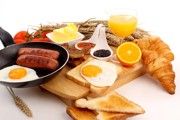 Завтрак на белом фоне — стоковое фото