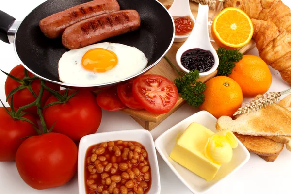 Frühstück auf weißem Hintergrund — Stockfoto