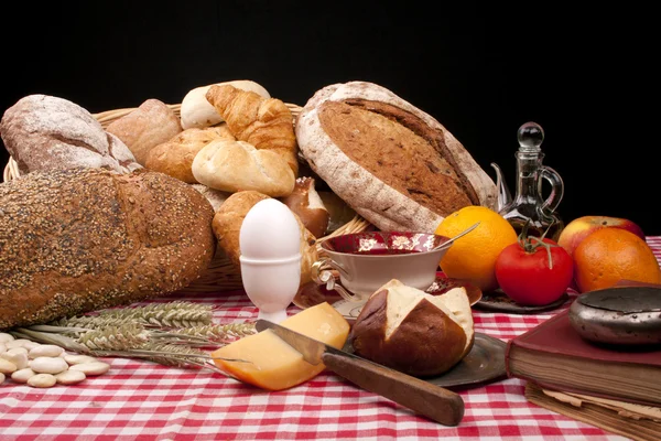 Starym stylu obiad z chleba i bułek — Zdjęcie stockowe