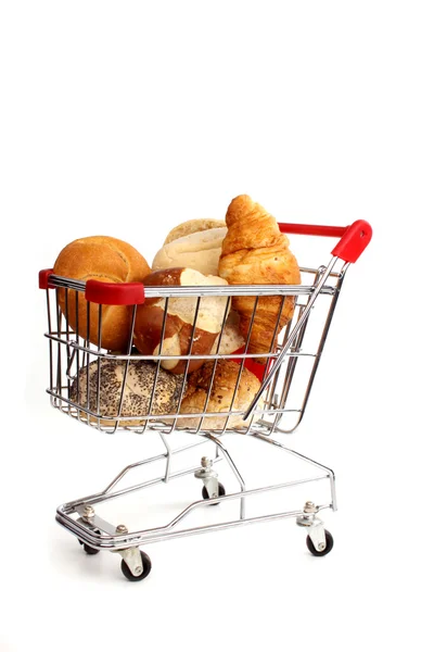 Brood van brood en broodjes in een winkelwagentje — Stockfoto