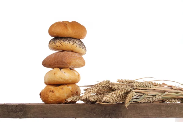 Καρβέλι ψωμί και ψωμάκια σε ένα ράφι — Φωτογραφία Αρχείου