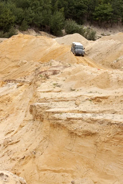 Guida fuoristrada in un pozzo di sabbia — Foto Stock