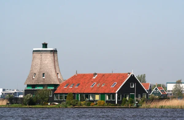 Nederlandse windmolens in zaanse schans — Stockfoto