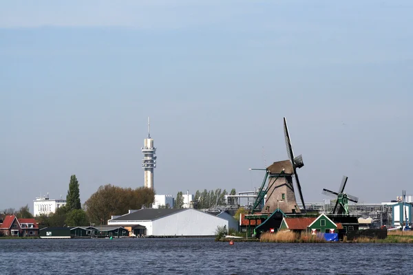 Holandské větrné mlýny v Alkmaaru — Stock fotografie