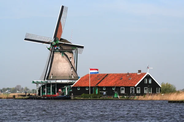 Nederlandse windmolens in zaanse schans — Stockfoto