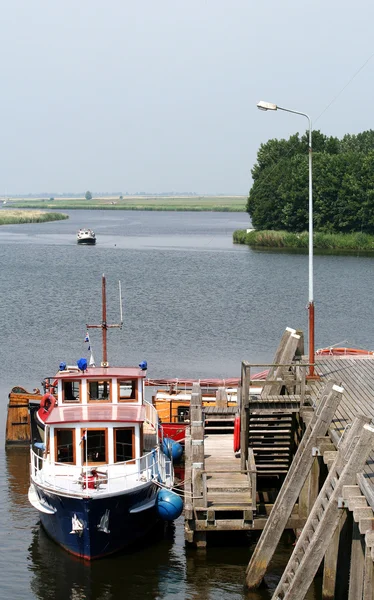 Barcos de pesca no porto da aldeia holandesa de Zoutkamp — Fotografia de Stock