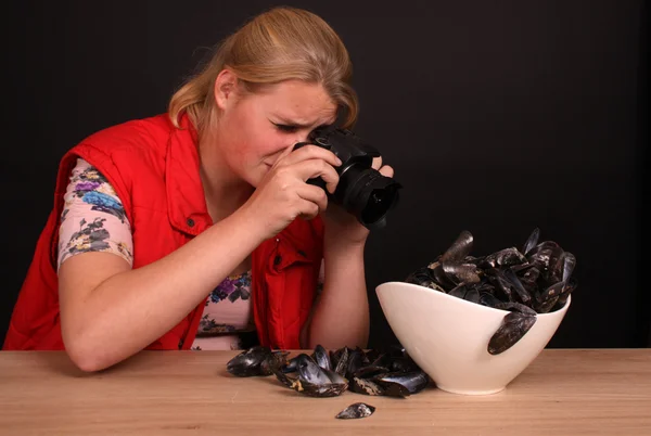 Kvindelig fotograf på arbejde med blåmusling - Stock-foto
