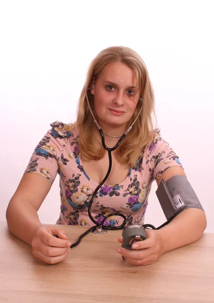 Unga kvinnliga testa hennes hälsa — Stockfoto