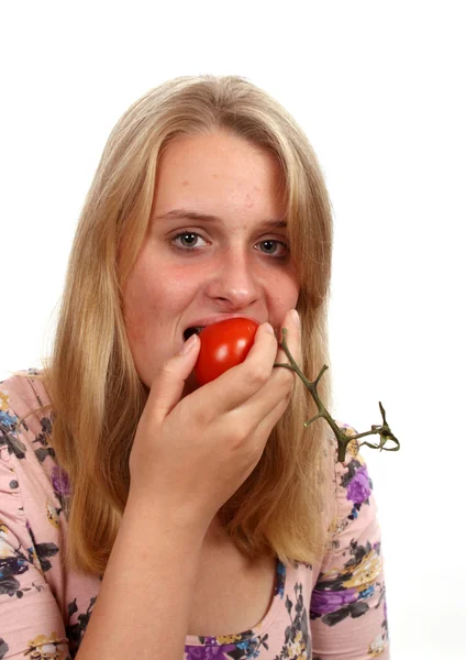 Junge Frau isst Tomate — Stockfoto