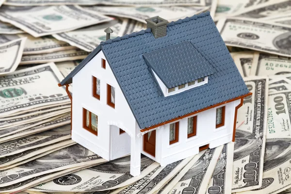 Huis en geld — Stockfoto