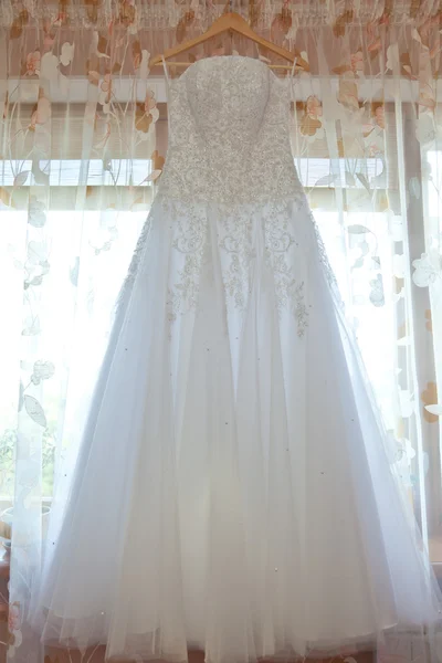 Fehér ruha a menyasszony egy fogas — Stock Fotó