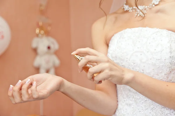 Ruce nevěsty a lihovin — Stock fotografie