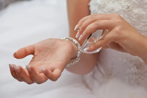 Руки невесты и духов — стоковое фото