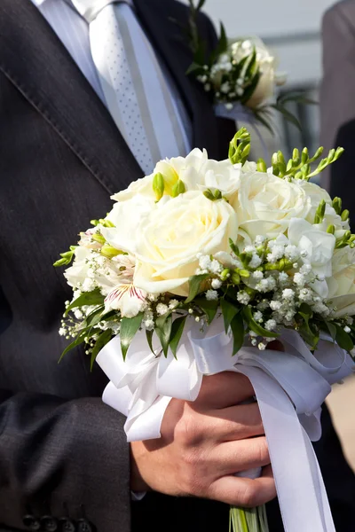 Brudgummen med en bukett — Stockfoto