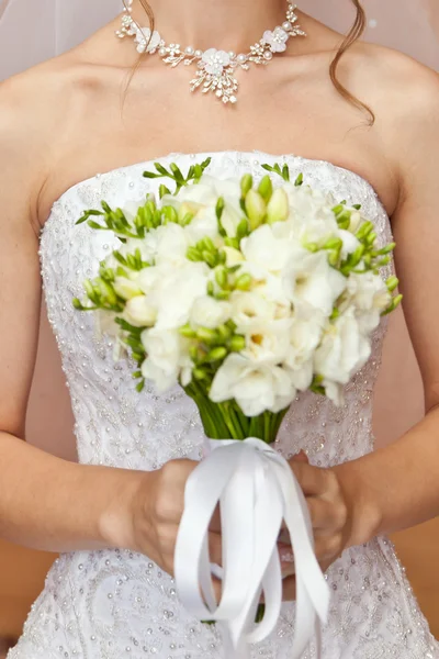 A noiva tem controle sobre um buquê — Fotografia de Stock