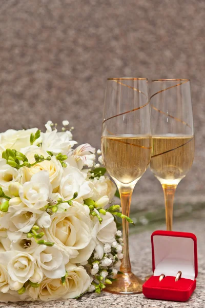 Wedding bouquet, rings and champagne — Stock Photo, Image
