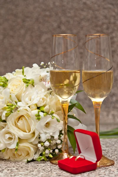 Bouquet da sposa, anelli e champagne — Foto Stock