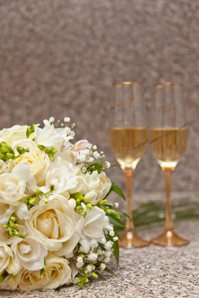 Bruiloft boeket en champagne — Stockfoto