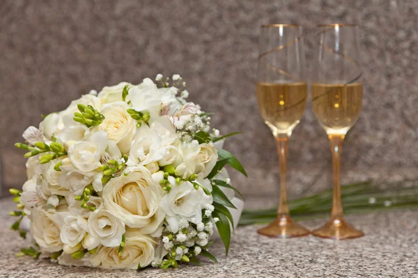 Wedding bouquet and champagne — Stock Photo, Image