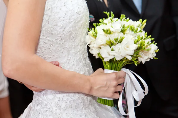 The bride has control over a bouquet — Stock Photo, Image