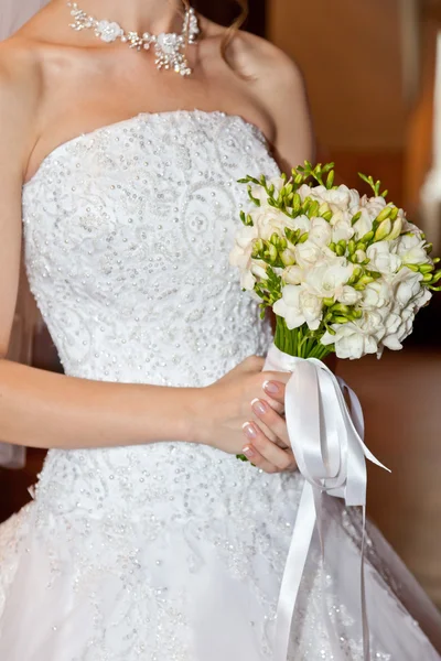 Nevěsta má kontrolu nad kytice — Stock fotografie