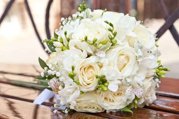 Wedding bouquet not to a bench — Stock Photo, Image