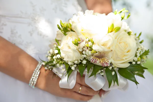 El ramo en las manos de la novia — Foto de Stock