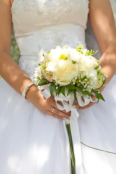 Buquê em mãos da noiva — Fotografia de Stock