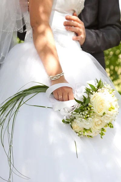 Bouquet entre les mains de la mariée — Photo