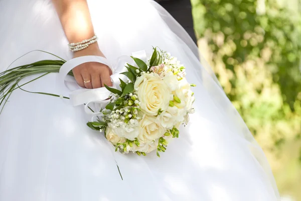 Bouquet in hands of the bride — Stock Photo, Image