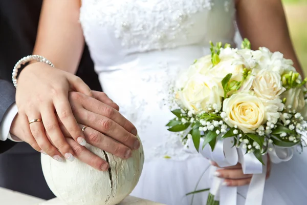 Hand van de bruid aan een kant van de bruidegom — Stockfoto
