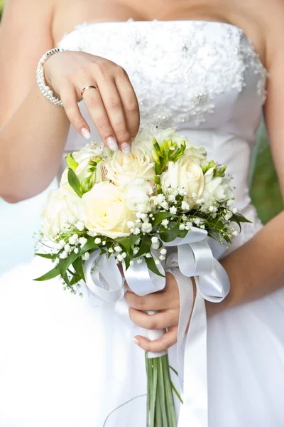 Bouquet in hands of the bride — Stock Photo, Image