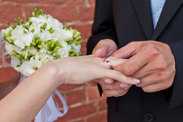 O noivo veste um anel à noiva — Fotografia de Stock