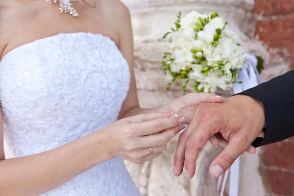 A noiva veste um anel ao noivo — Fotografia de Stock