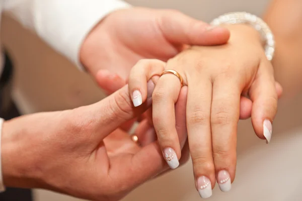 Brudgummen klänningar en ring till bruden — Stockfoto