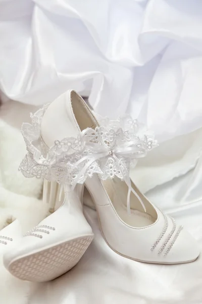 Svatební boty a podvazky — Stock fotografie