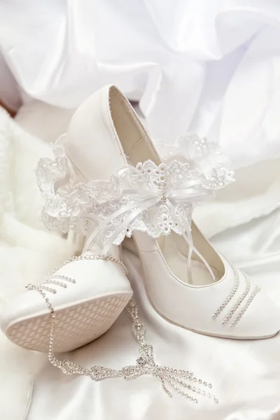 Wedding shoes and garter Royalty Free Stock Photos
