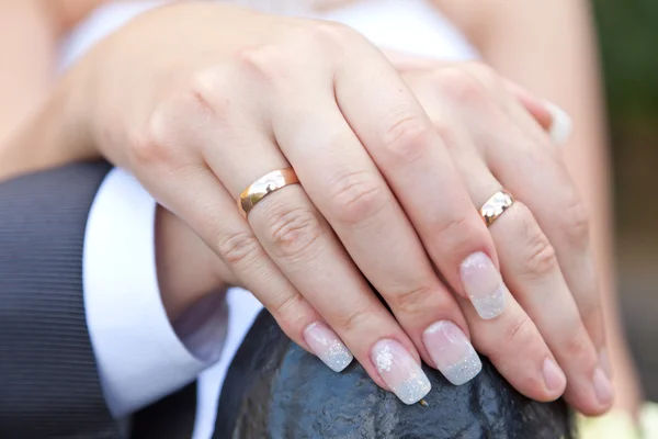 Les mains du marié et de la mariée avec des anneaux — Photo