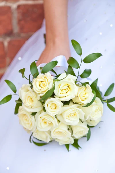 Bouquet de mariage dans une main de la mariée — Photo