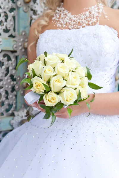 A kéz a menyasszony, esküvői csokor — Stock Fotó