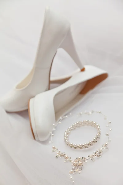 Zapatos blancos y bisutería — Foto de Stock