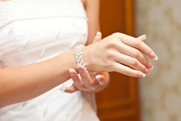 Nevěsta a kostýmní šperky — Stock fotografie