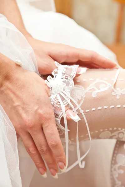 Λευκό καλτσοδέτα σε ένα πόδι της νύφης — Φωτογραφία Αρχείου