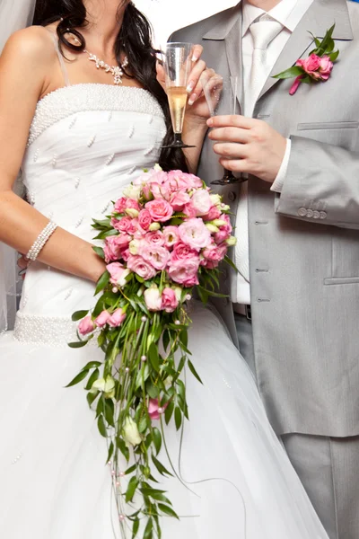 Bicchieri di vino con champagne in mani dello sposo e la sposa — Foto Stock