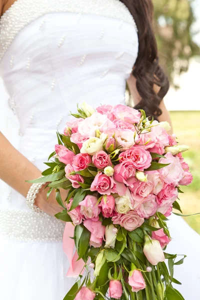 Bouquet nuziale in una mano della sposa — Foto Stock