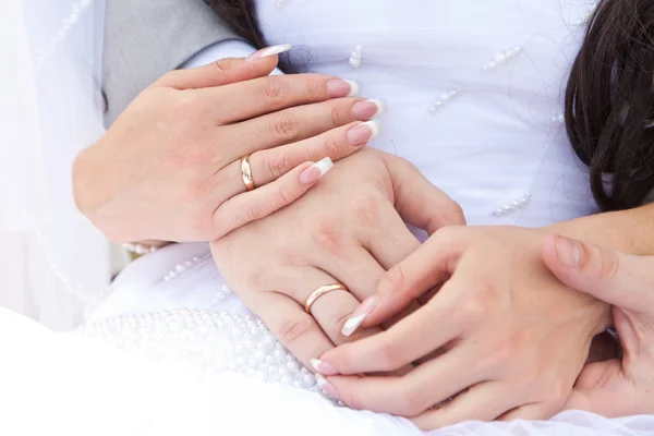 A menyasszony és a vőlegény kezét — Stock Fotó
