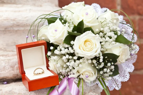 Wedding rings and bouquet — Stock Photo, Image